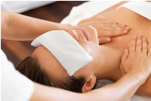 Tendances près de chez vous : Séances de soins pour le visage et le cou avec peeling en option au Centre Physiobeauty