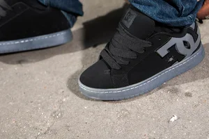 Court Graffik : votre paire DC iconique pour l'été.